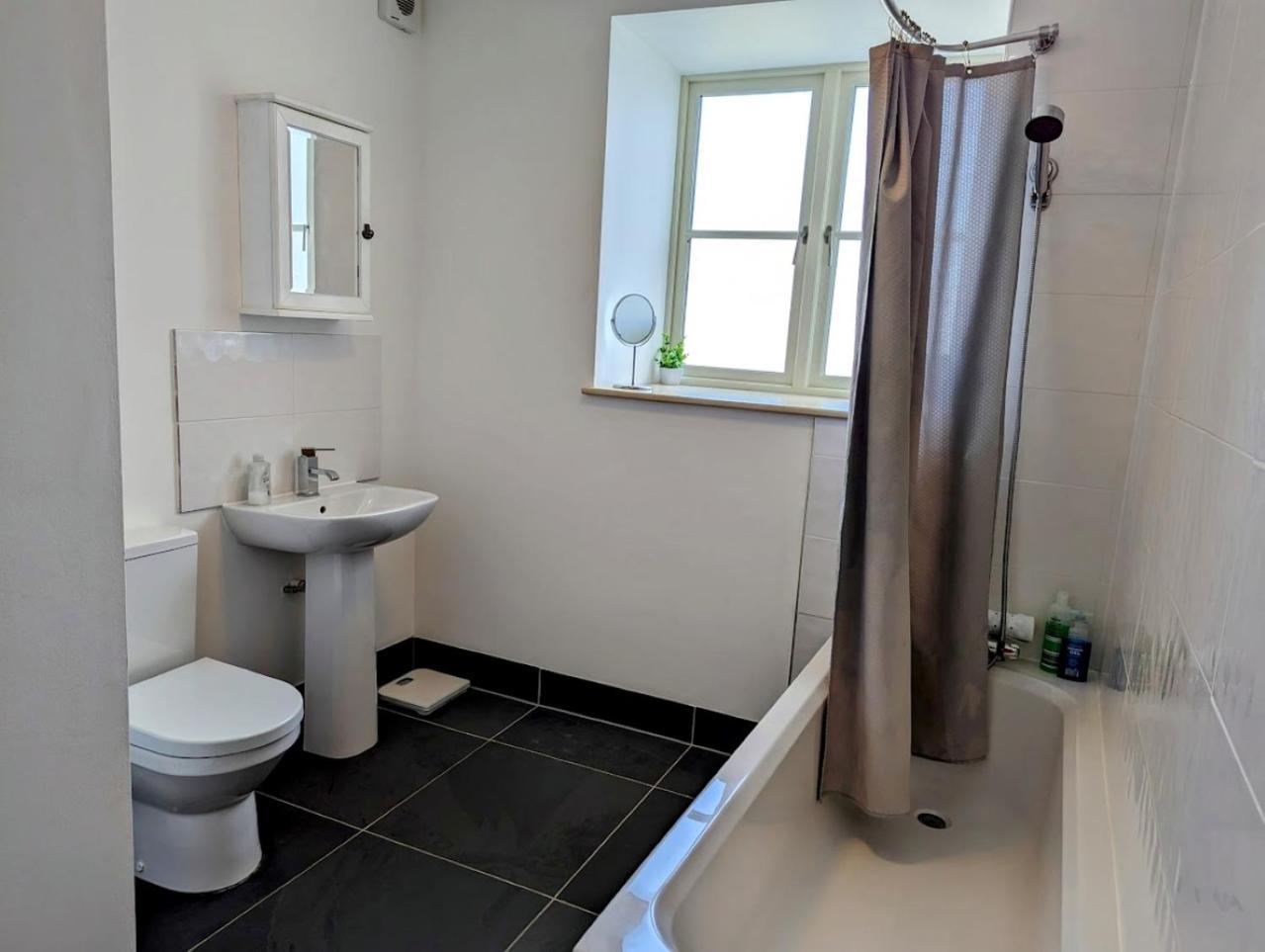 4 Bedroom House, Central ウルバーストン エクステリア 写真