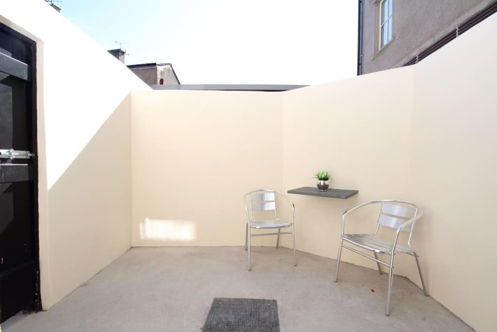 4 Bedroom House, Central ウルバーストン エクステリア 写真